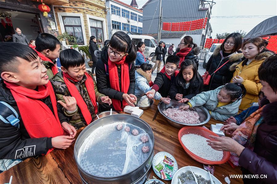 CHINA-ZHEJIANG-HANGZHOU-CHILDREN OF MIGRANT WORKERS-SPRING FESTIVAL-CELEBRATION (CN)