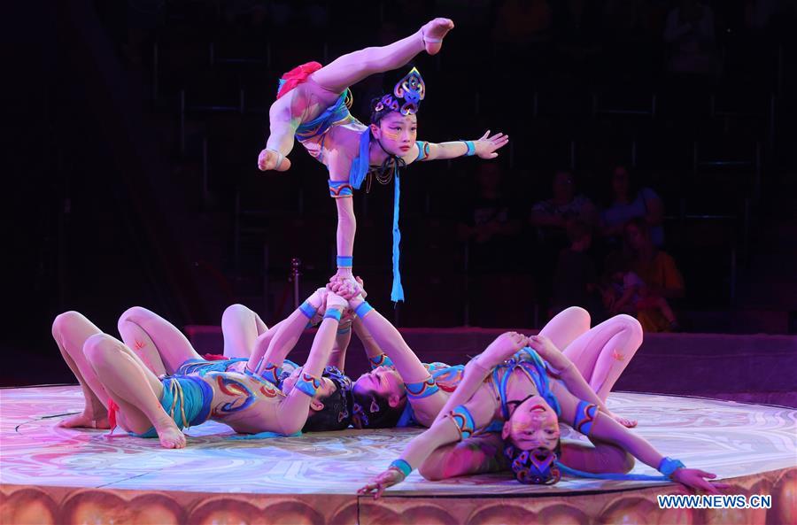 UKRAINE-KIEV-CHINESE ACROBATS-TOP PRIZE