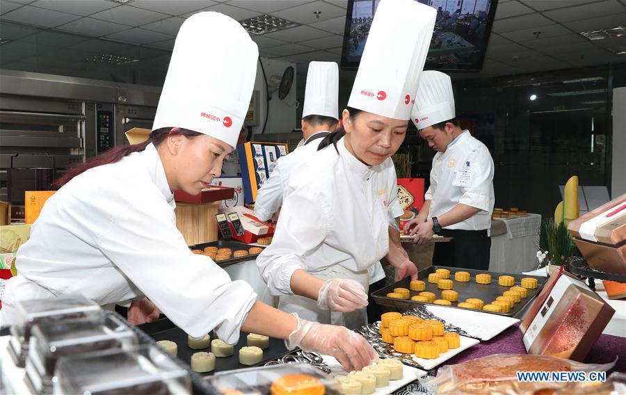 CHINA-SHANGHAI-MOONCAKE MAKING-CONTEST (CN)