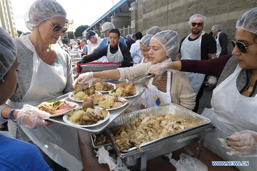 U.S.-LOS ANGELES-THANKSGIVING-FREE MEAL