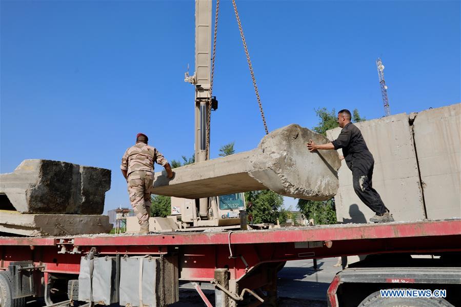 IRAQ-BAGHDAD-GREEN ZONE-CONCRETE WALLS-REMOVING