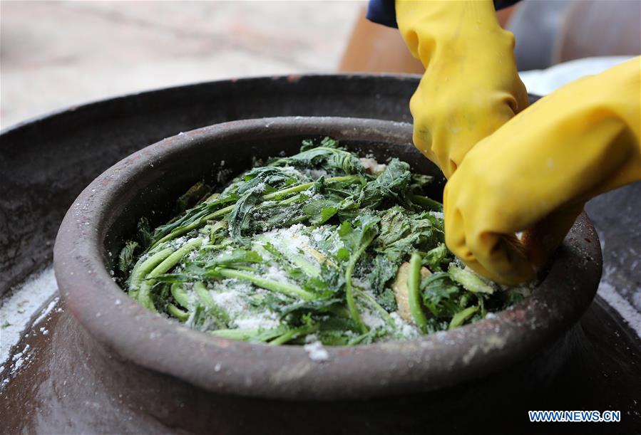 CHINA-HUNAN-CHANGSHA-PICKLED VEGETABLES-JARS (CN)