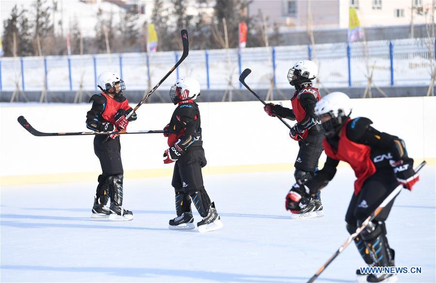 (SP)CHINA-XINJIANG-WENYUN-ICE HOCKEY-PRIMARY SCHOOL TEAM