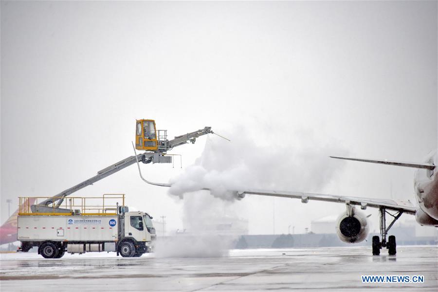 CHINA-BEIJING-SNOWFALL-DEICING (CN)