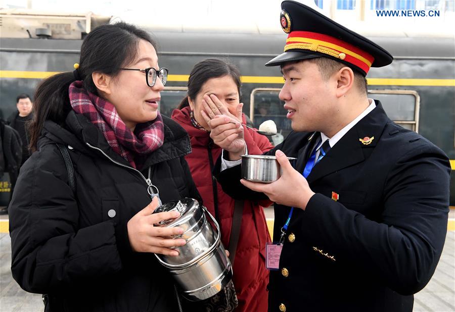 CHINA-LANTERN FESTIVAL-TRAIN ATTENDANT-FAMILY REUNION (CN)