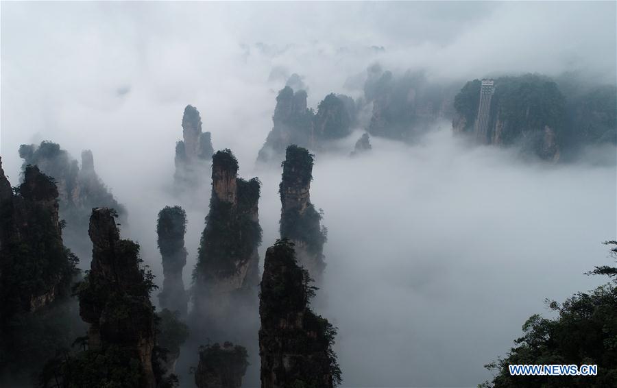 #CHINA-HUNAN-ZHANGJIAJIE-CLIFFSIDE ELEVATOR-FOG (CN)