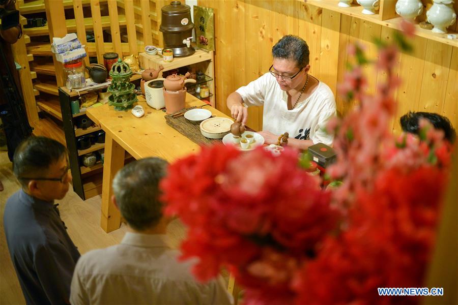 MALAYSIA-KUALA LUMPUR-TEA MASTER