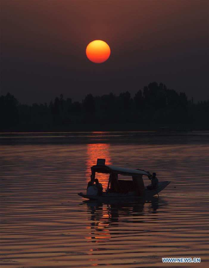 KASHMIR-SRINAGAR-DAILY LIFE-SUNSET