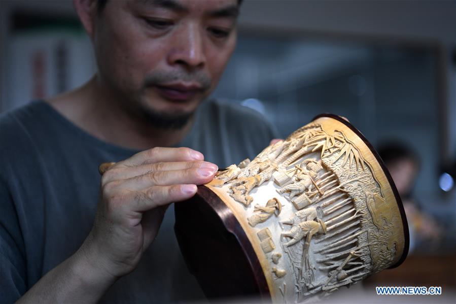 CHINA-ANHUI-HUANGSHAN-BAMBOO CARVER (CN)