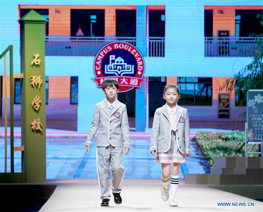 CHINA-BEIJING-SCHOOL UNIFORMS-PRESENTATION (CN)