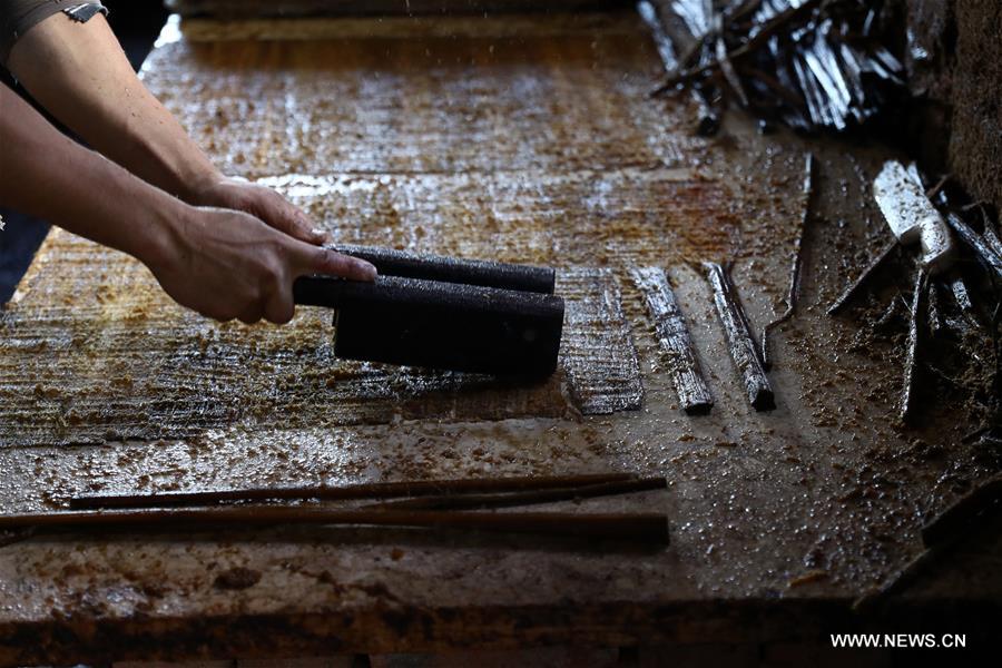 EGYPT-SHARQIYA-PAPYRUS MAKING