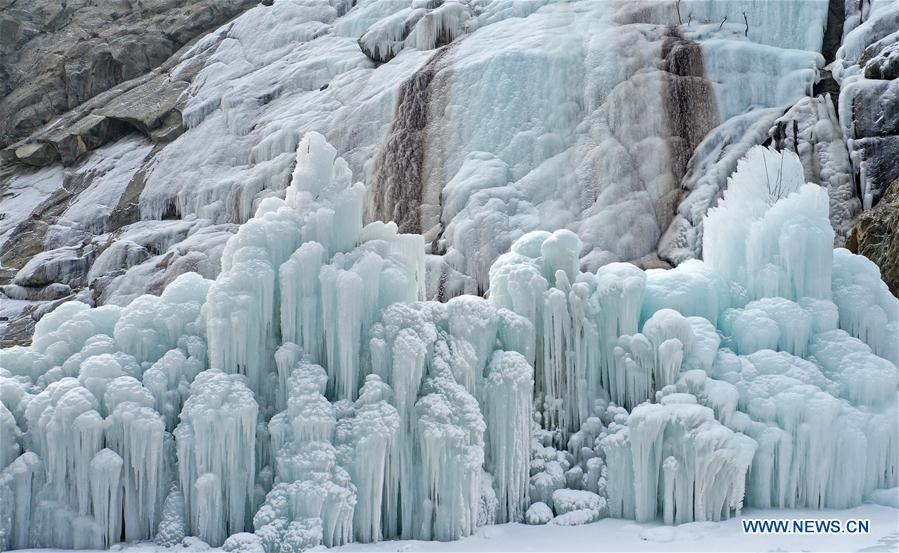 CHINA-NINGXIA-YINCHUAN-FROZEN WATERFALL (CN)