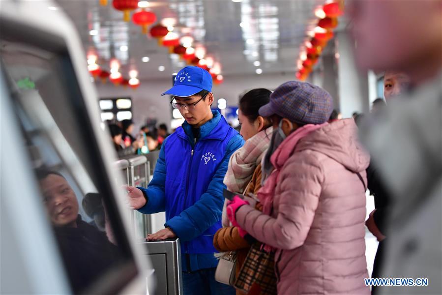 CHINA-GANSU-LANZHOU-SPRING FESTIVAL RUSH-RAILWAY STATION VOLUNTEERS (CN)