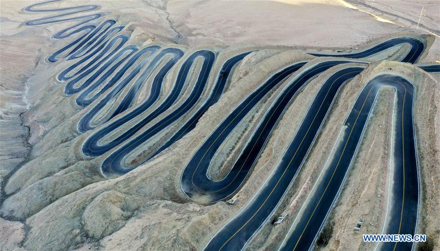 CHINA-XINJIANG-TAXKORGAN-MOUNTAIN ROAD