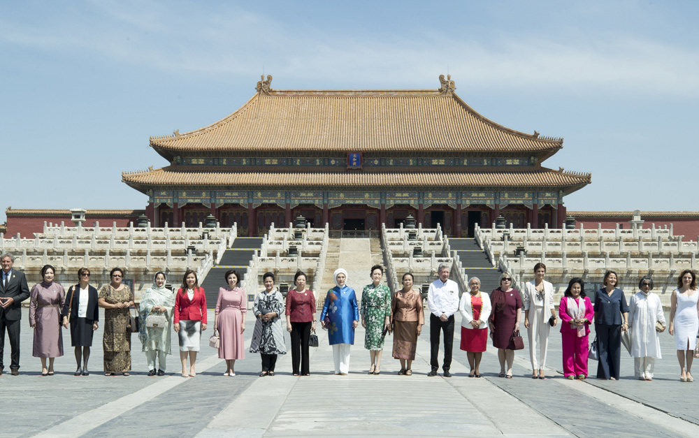 Spouses of Belt and Road Forum leaders visit Palace Museum