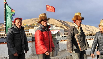 Villagers gather to dance "Guozhuang" to celebrate Tibetan New Year