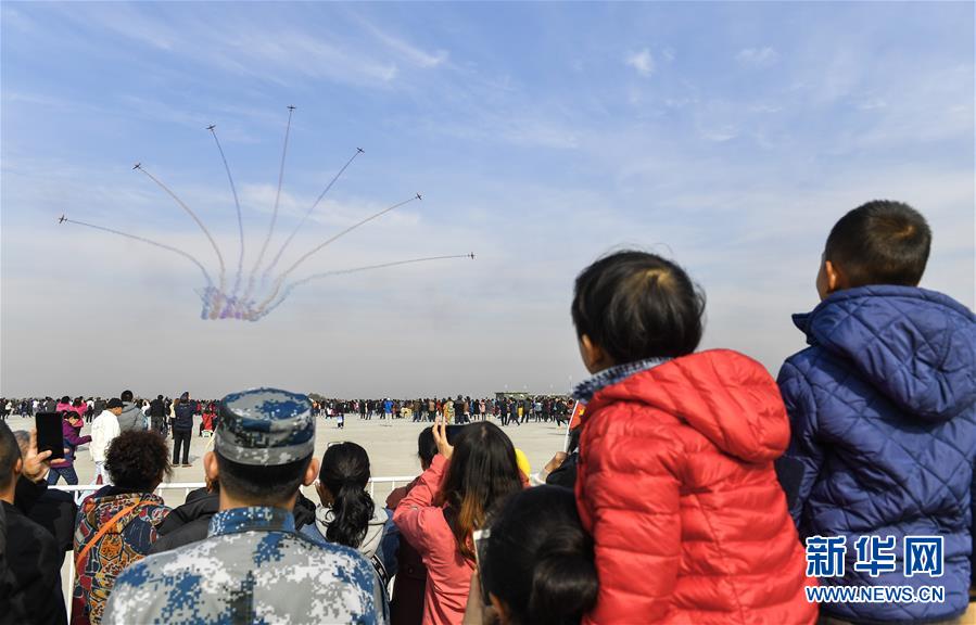 （社会）（2）庆祝人民空军成立70周年航空开放活动迎来首个公众日