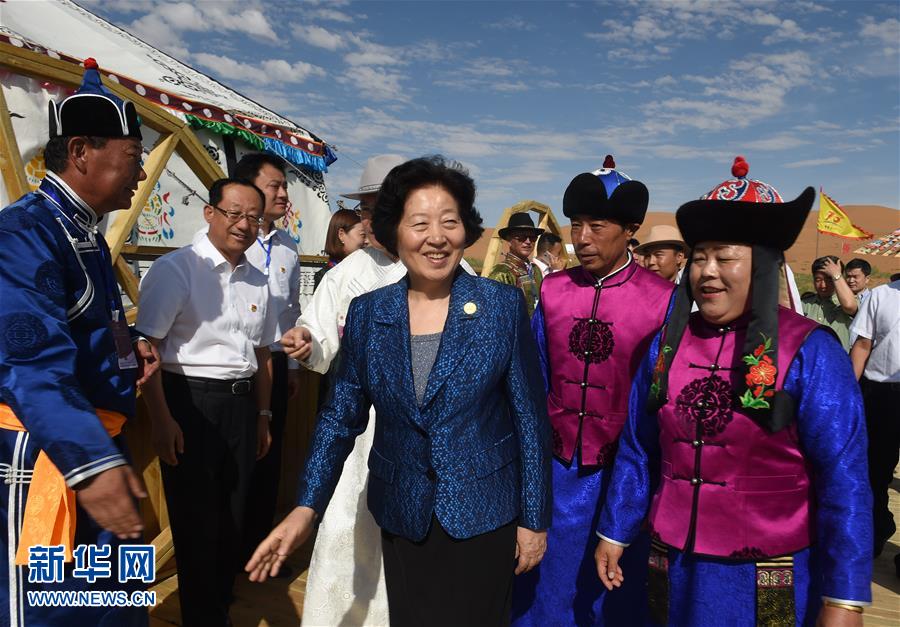 8月10日，中共中央政治局委员、中央统战部部长、中央代表团副团长孙春兰率中央代表团三分团继续在内蒙古自治区阿拉善盟看望慰问，把以习近平同志为核心的党中央的亲切关怀和全国各族人民的美好祝福带给阿拉善各族各界干部群众。这是孙春兰在牧民张辉生（右二）家了解生产生活情况。新华社记者 任军川 摄