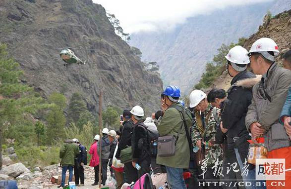 2015年4月，因地震被困尼泊尔的中国公民准备登机