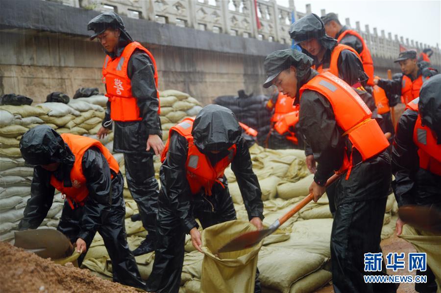 （防汛抗洪·图文互动）（1）洪水不退，子弟兵誓死不退——解放军和武警部队官兵参与洪涝灾害抢险救援记事