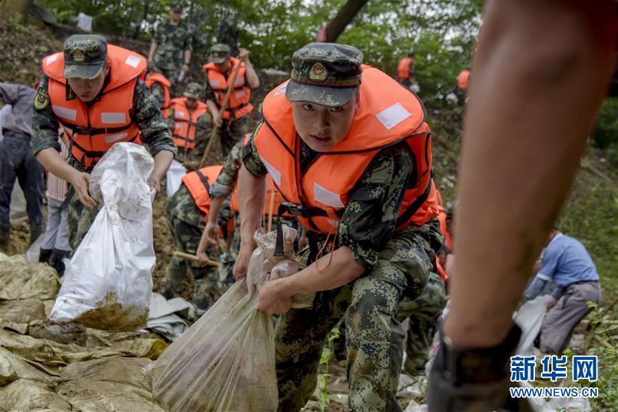 （防汛抗洪·图文互动）（6）洪水不退，子弟兵誓死不退——解放军和武警部队官兵参与洪涝灾害抢险救援记事