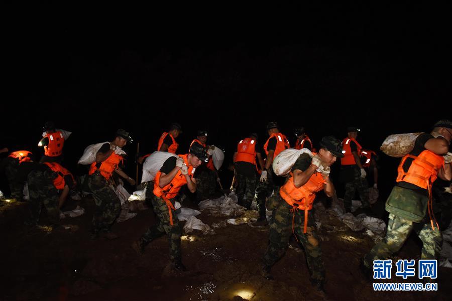 （防汛抗洪·图文互动）（7）洪水不退，子弟兵誓死不退——解放军和武警部队官兵参与洪涝灾害抢险救援记事