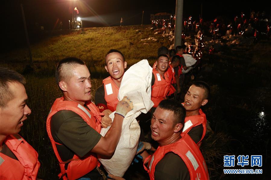 （防汛抗洪·图文互动）（8）洪水不退，子弟兵誓死不退——解放军和武警部队官兵参与洪涝灾害抢险救援记事