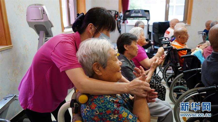 （总书记推动的改革身边事·养老改革篇·图文互动）（1）特写：“我给现在的生活打满分”——民办养老院里的“夕阳红”