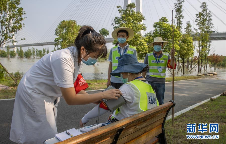 （在习近平新时代中国特色社会主义思想指引下——新时代新作为新篇章·习近平总书记关切事·图文互动）（8）战疫魔,斗洪魔——湖北全力应对防疫、防汛叠加“双考”