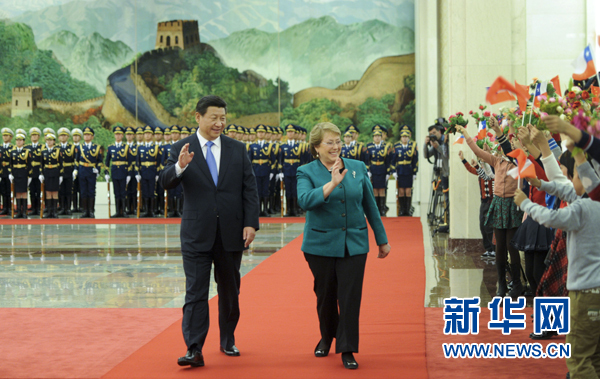 11月12日，国家主席习近平在北京人民大会堂同智利总统巴切莱特举行会谈。这是会谈前，习近平在人民大会堂北大厅为巴切莱特举行欢迎仪式。新华社记者 张铎 摄