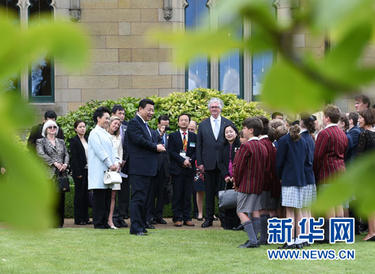 11月18日，国家主席习近平在澳大利亚塔斯马尼亚州与朗塞斯顿市斯科奇－欧克伯恩小学的小学生共同植树。新华社记者 马占成 摄