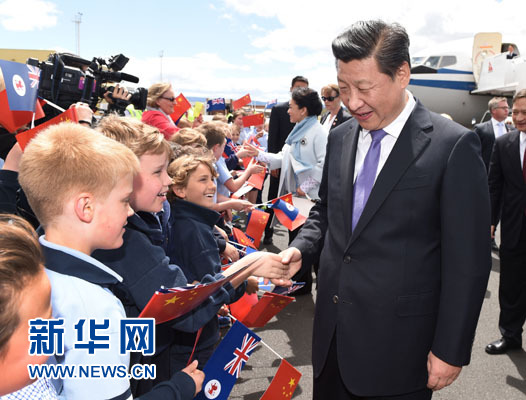 11月18日，国家主席习近平在澳大利亚塔斯马尼亚州参观访问。这是习近平和夫人彭丽媛抵达塔斯马尼亚州霍巴特机场时，与前来欢迎的当地儿童亲切交流。新华社记者 马占成 摄