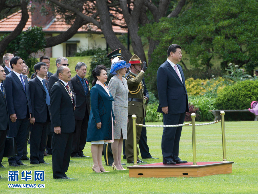 11月20日，中国国家主席习近平在惠灵顿总督府出席新西兰总督迈特帕里举行的欢迎仪式。这是习近平和夫人彭丽媛与迈特帕里总督夫妇在欢迎仪式上。新华社记者李学仁 摄