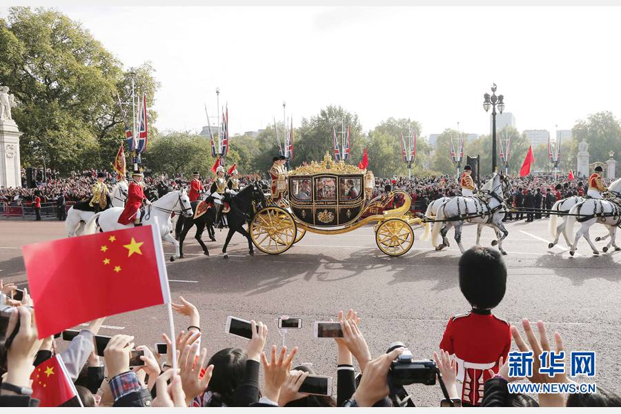 这是习近平和夫人彭丽媛在女王夫妇陪同下，乘坐皇家马车前往白金汉宫下榻。新华社记者 周磊 摄