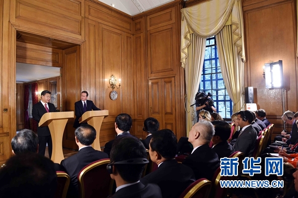 10月21日，国家主席习近平在伦敦唐宁街首相府同英国首相卡梅伦举行会谈。这是会谈结束后，习近平和卡梅伦共同会见记者。 新华社记者 饶爱民 摄 