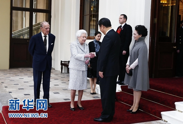 10月22日，国家主席习近平和夫人彭丽媛离开白金汉宫。离开前，英国女王伊丽莎白二世和丈夫菲利普亲王专门前来同习近平夫妇亲切话别。新华社记者 鞠鹏 摄