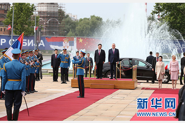  6月18日，国家主席习近平出席塞尔维亚总统尼科利奇在贝尔格莱德举行的隆重欢迎仪式。 新华社记者马占成摄