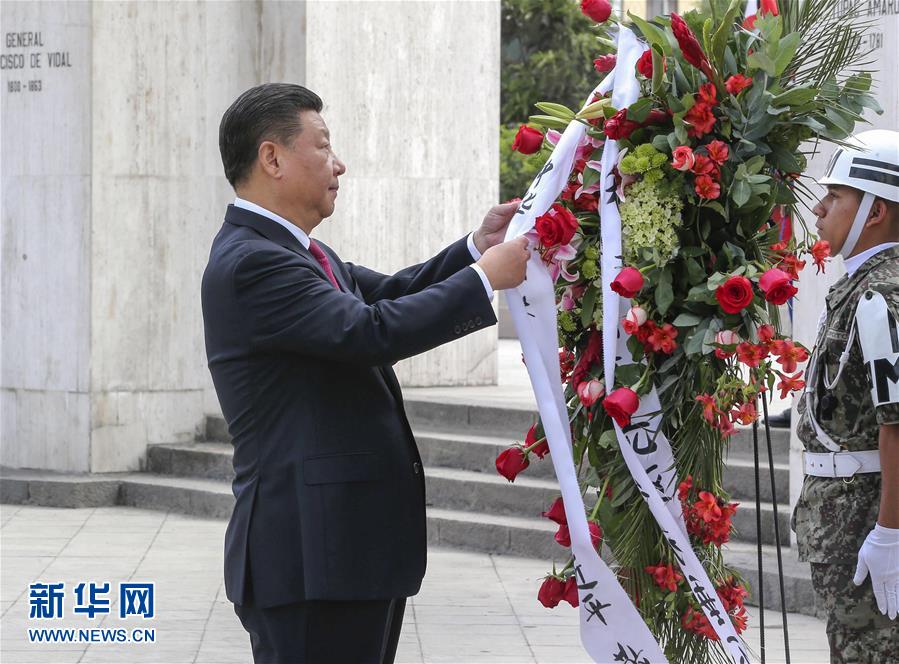 11月21日，国家主席习近平在利马同秘鲁总统库琴斯基举行会谈?；崽盖埃诳馇偎够蚋九阃?，习近平和彭丽媛向秘鲁独立先驱纪念碑敬献花圈。新华社记者 丁林 摄