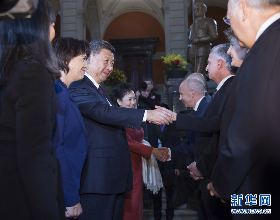 1月15日，国家主席习近平在伯尔尼出席瑞士联邦委员会全体委员集体举行的迎接仪式并致辞。 新华社记者 谢环驰 摄