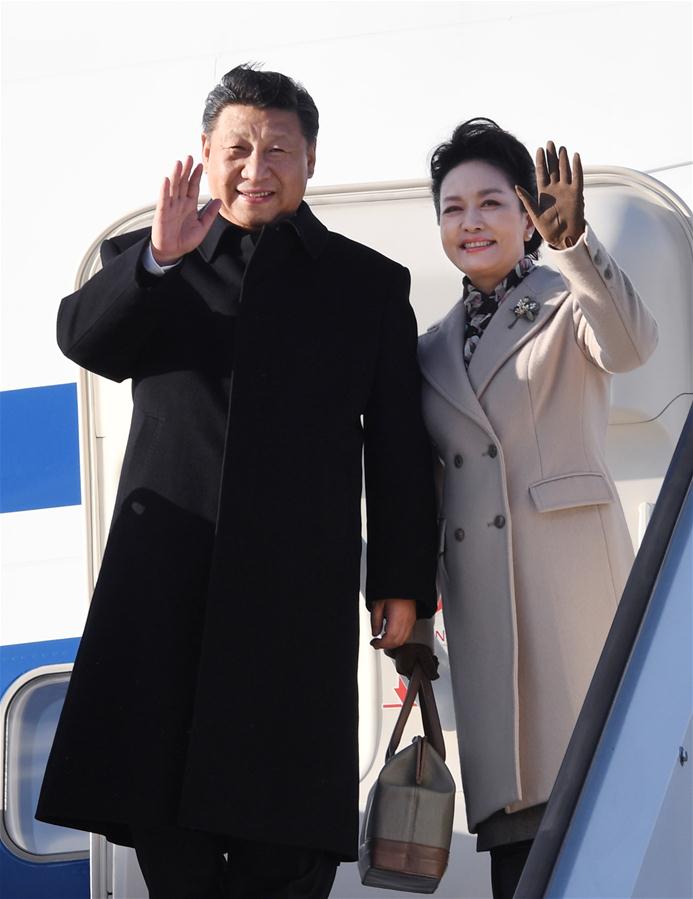 4月4日，国家主席习近平乘专机抵达赫尔辛基，开始对芬兰共和国进行国事访问。这是习近平和夫人彭丽媛步出舱门。 新华社记者 饶爱民 摄 