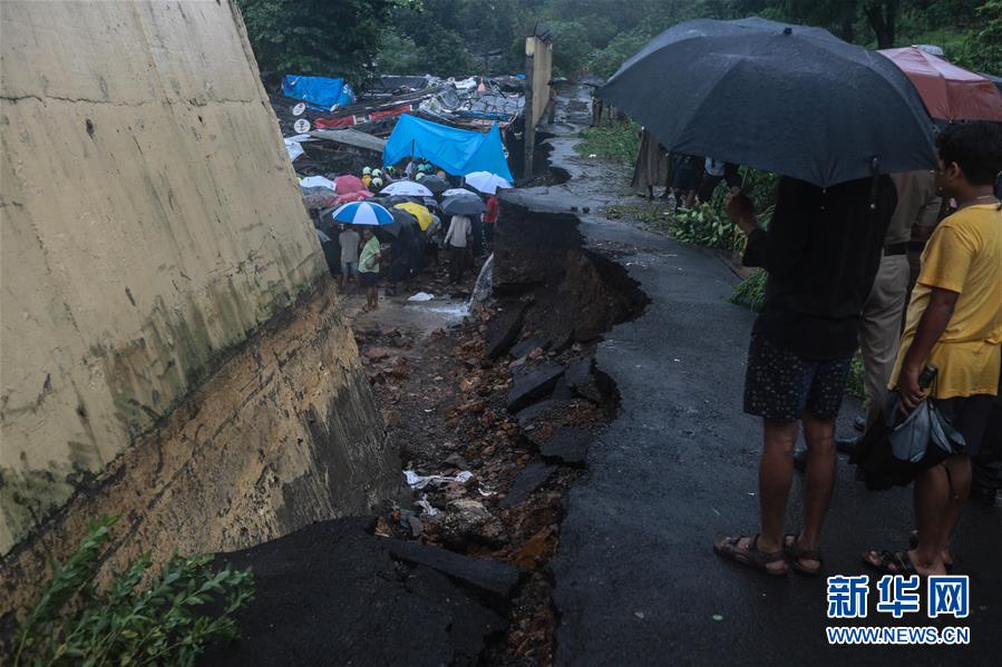 （国际）（4）印度孟买降雨引发墙体垮塌致16人死亡