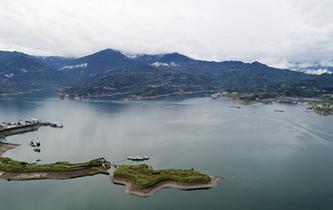 雾绕平湖三峡美